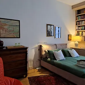 Casa Mari - Free Secure Parking, Breakfast, Private Bathroom, Wifi, Garden, Aircon, 5 Min Walk To Metro And Train Station Milano
